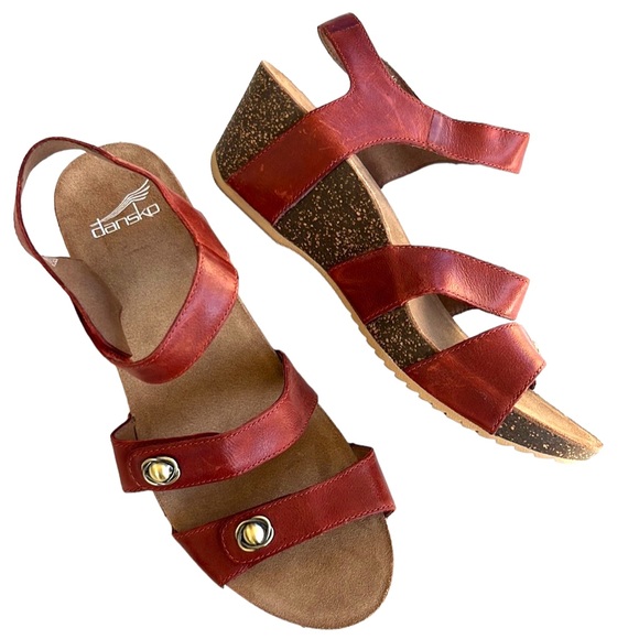 Dansko Shoes - EUC Dansko Leather Wedge Sandals Size 40